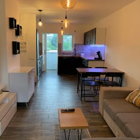 Beautiful 45 M With Balcony In * Νίκαια